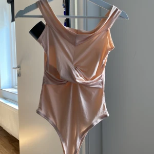 Sommartopp - Somrig body ifrån gina, fick den som present men färgen passar inte mig, beige/rosa färg, passar perfekt nu till sommaren 👌🏼