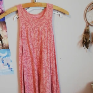 Klänning  - Sommarklänning från rabalder för barn. Använt ganska mycket så det påverkar därför priset men den är hel och inga hål. 