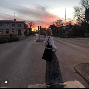 Urban outfitters långkjol  - Säljer denna boho-dröm från Urban outfitters! Knappt använd strl xs men funkar för alla mellan 34-38🌺 jag är 165! Ett svart lite tjockare tyg under det blomstrade tylltyget!