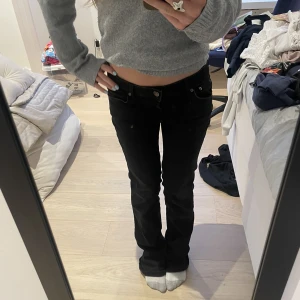 Low waisted jeans  - Säljer dessa low waisted bot cut jeansen sjukt snygga men kommer inte till användning längre Skiv för frågor eller funderingar❤️❤️