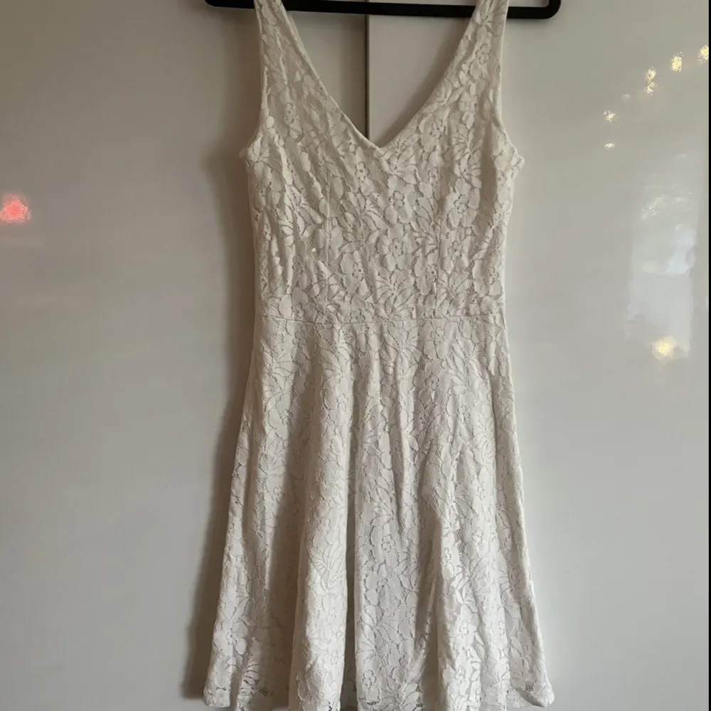 En superfin vit klänning i spets från Cubus i strl 36!💓Endast använd vid ett tillfälle, mycket bra skick!🫶🏻. Klänningar.