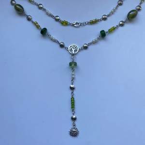Rosary inspirerat cottagecore halsband! Pärlor i olika nyanser av grön, gul, vit och genomskinlig. Hängsmycket kan bytas ut till någon på sista bilden!!!