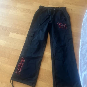 Cargo Byxor - Jätte fina cargo byxor som är använda 1 gång. Storlek xs (kan ändra) nypris 1250