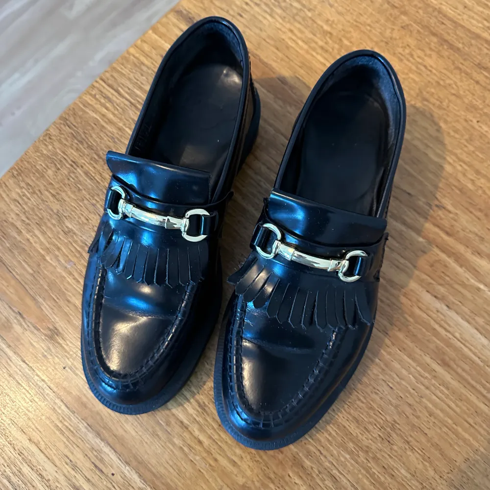 Black Adrian Snaffle Loafers. Fint skick, nypris ca 2300kr. Finns att hämta på Södermalm i Stockholm. Annars tillkommer frakt. . Skor.