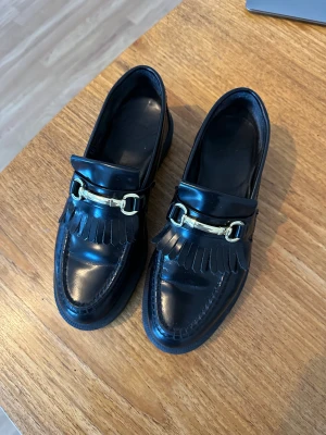 Dr Martens Loafers - Black Adrian Snaffle Loafers. Fint skick, nypris ca 2300kr. Finns att hämta på Södermalm i Stockholm. Annars tillkommer frakt. 