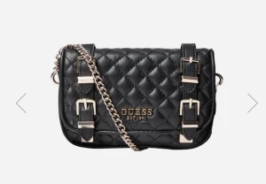 Oanvänd Guess Väska  - Oanvänd Guess (ADAM MINI CROSSBODY FLAP)  väska med pris lapp på väldigt elegant och fin väska. Köptes för 1149 kr 