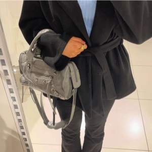 SÖKER!!! Om ni säljer en balanciaga liknande väska i minsta modellen, färgerna grå,vit eller beige💕 hör gärna av er!!