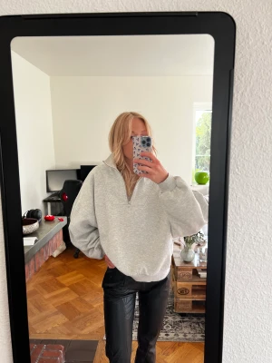 Collage tröja - As go half zip tröja från Gina 