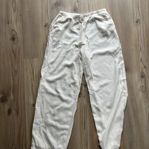 Linnebyxor  - Supersköna linnebyxor från zara med broderi på kanten och med fickor.