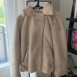 Faux fur Jacka - Bikerform fast i päls från Missguided. Storleken är EU38 FÄRGEN ÄR BEIGEROSA.  