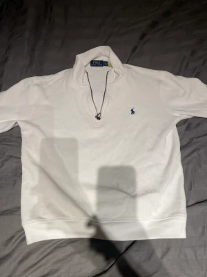 Ralph Lauren Half Zip - Den är använda några få gånger och har en liten olje fläck. Skick: Använd i bra skick. 