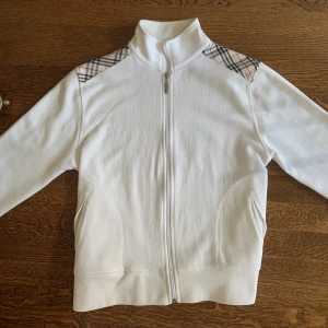 Burberry vintage Quarterzip - Burberry vintage quarterzip i storlek S dam XS herr.