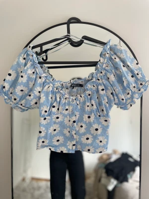 Blommig topp strl 34 - Blommig topp från Gina tricot, använt 1 gång. Perfekt till midsommar 🌸