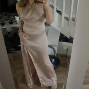 Säljer denna silkes underbara klänning!  Strlk 36! Frakt tillkommer!❤️ För fler bilder skriv pm!