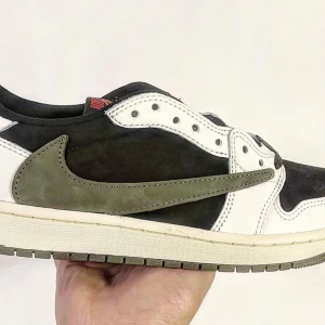 Nike Air Jordan 1 x Travis Scott ”Olive Green” - Helt nya (DS)  Storlek 36.5 och 37.5  Finns i GBG men kan också fraktas på köparens bekostnad  Orginalbox