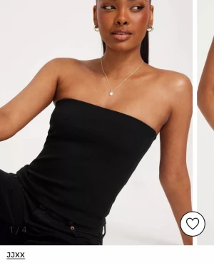 Svart bandeau topp - Säljer denna jättefina svarta bandeau toppen från Nelly, helt ny med prislappen på