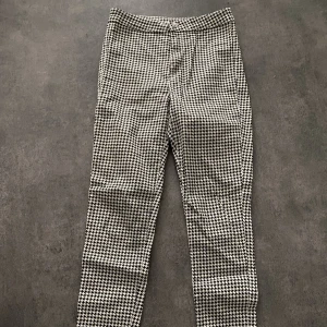 Rutiga byxor  - Vit/svart rutiga byxor. I gott skick, storlek S.