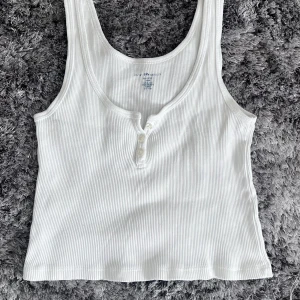 Brandy meville linne  - Fin tank topp från brandy meville me knappar. Är onesized men passar många olika stolekar. Använd några gånger men i bra skick 