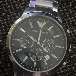 Amarni klocka  - Säljer denna jättefina Armani klocka till herr, jag köpte den för 2000 kr säljer för 800