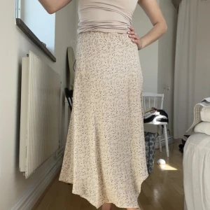 Långkjol  - Långkjol från princess polly. Frakt tillkommer och betalning sker via swish ❤️