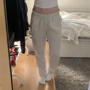 Linnebyxor  - Jättefina linnebyxor från hm💓 köpta förra året men inte använda mer än ett par gånger! Fint skick och sitter bra, på bilden är midjan nedvikt👊