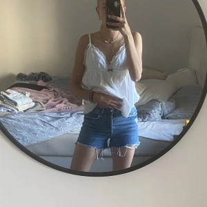 Jeansshorts - H&M - Säljer ett par jättefina mörkblå jeansshorts från H&M. 