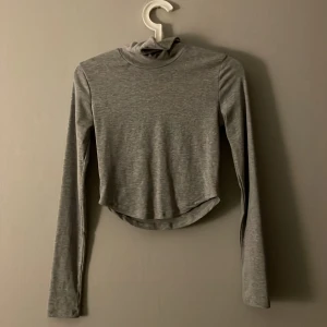 Turtle neck - En fin och mjuk turtleneck. Säljer då den knappt kommer till användning 🤗 kontakta mig om ni har några frågor<3