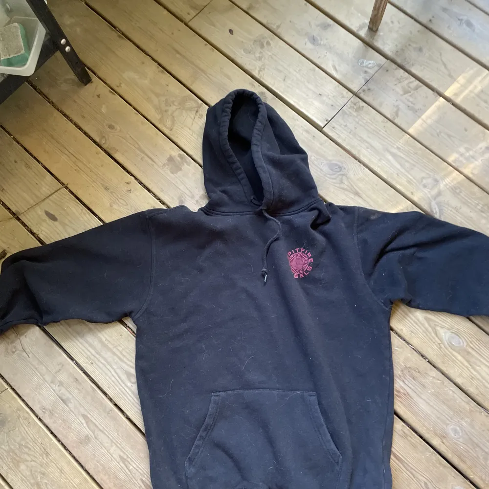 Svart spitfirehoodie i bra skick. Dm för bud . Hoodies.