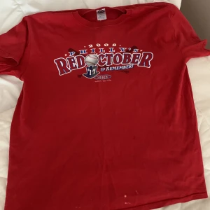 Röd oversized baseball tröja - En super fin röd ”Red October” oversized graphic tröja, sitter jättefint och är jätte bekvämt!😍 bara använt 3 gånger (har lite fläckar pga det fick lite klor på den)