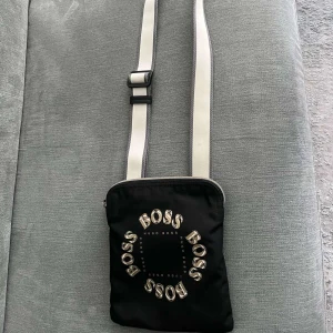 Hugo boss väska - Säljer en väldigt fet hugo boss väska i 8,5/10 i skick, vid frågor är det bara att kontakta mig.  Mitt pris endast 750kr kan alltid diskutera priset vid rimliga bud