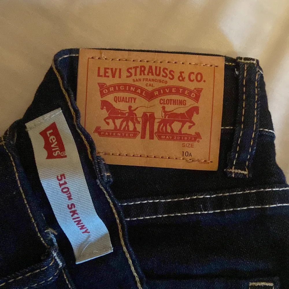 Ett par fräscha snygga och knappt använda levi’s jeans. Skick: 9,5/10. Köpta på kidsbrandstore. Pris kan såklart diskuteras. Jeans & Byxor.