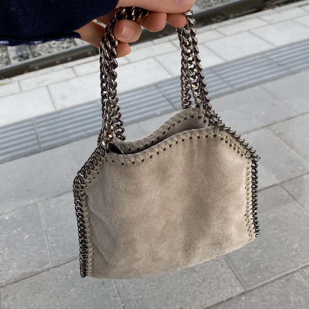 säljer denna Stella mccartney liknande väska (den är fake). den är väldigt bra skick och har inga hål eller något sånt. Väskor.