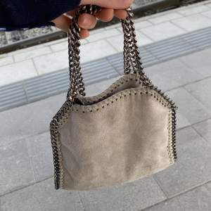 säljer denna Stella mccartney liknande väska (den är fake). den är väldigt bra skick och har inga hål eller något sånt