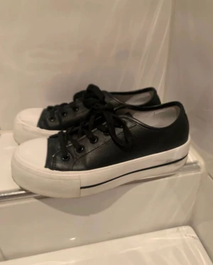 Sneakers  - Svarta sneakers från skopunkten, bra skick!🤩 passar även 38