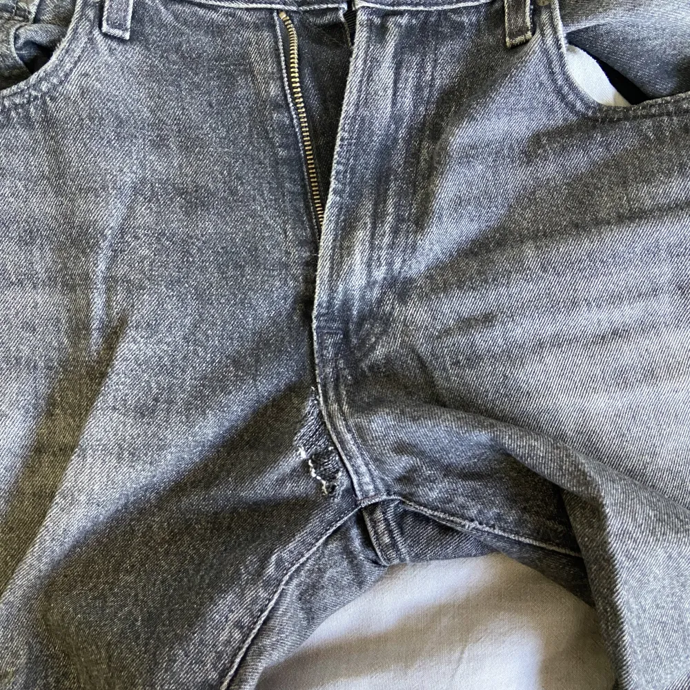 Tvärsnygga jeans som jag växt ur. Nypris är cirka 1300kr. Tyvärr har byxorna 2 hål men de går att laga för några 100kr om man går till en skräddare därav priset 🥰. Jeans & Byxor.