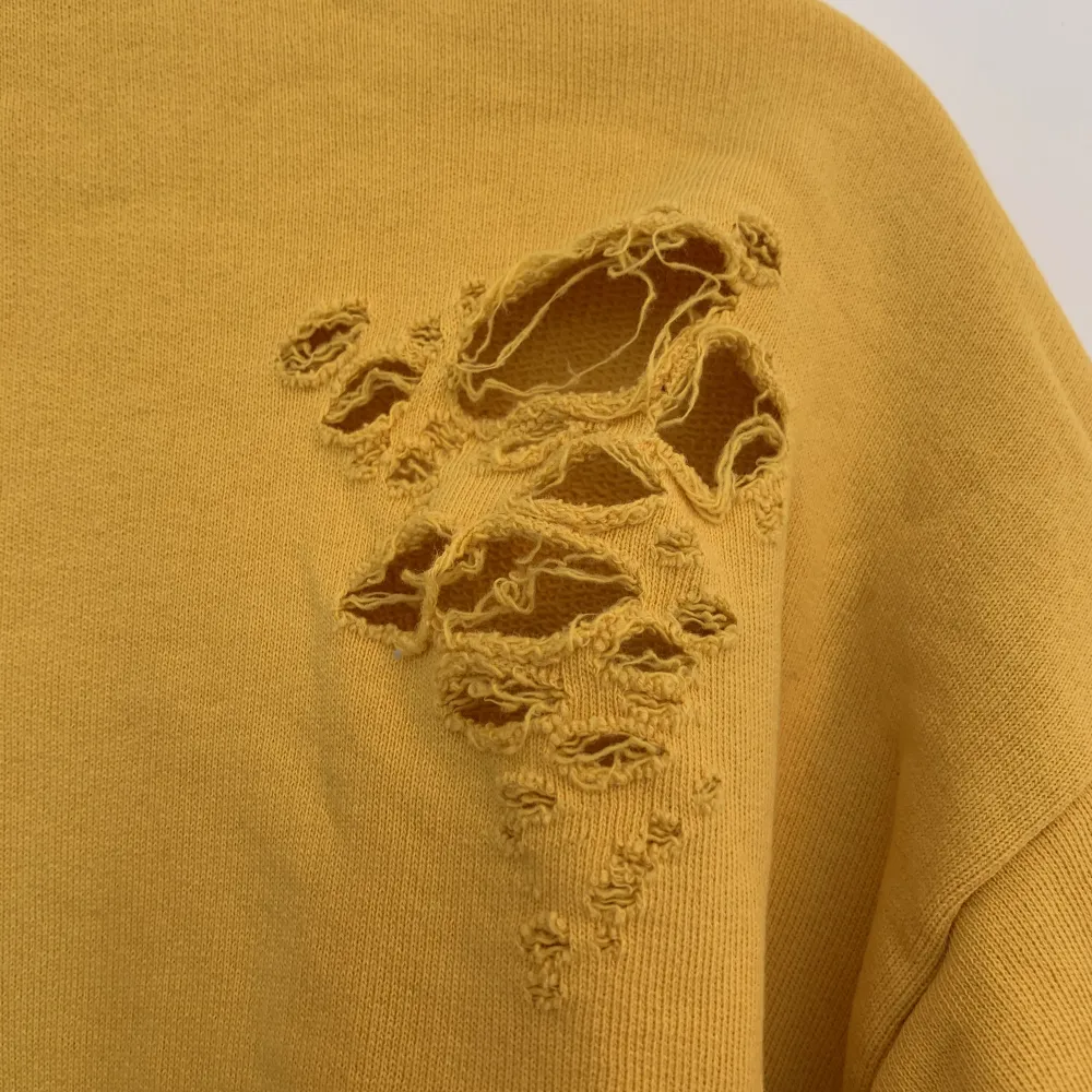 Nästintill ny gul sweatshirt med häftigt tiger tryck och slitningar från Gina Tricot i storlek L.  Endast använd 1 gång.. Hoodies.