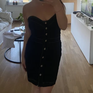 Jeansklänning  - Jeansklänning, använd en gång. Passar storlek 36-38. Sömmarna är gröna