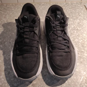 Sport skor  - Fina basket skor från puma. Annvända men i mycket bra skick. Även  signerad av en föredeta NBA spelare 