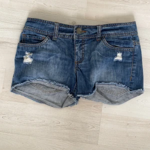 Jeansshorts - Ett par jeansshorts från ONLY. Tror de är typ storlek s. Det står w 28 på dem.