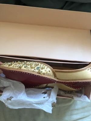 Sandaler - Dessa sandaler från Pakistan är till salu för 450kr! I storlek 41 men passar de i storlek 40. Köparen står för frakten 🫶🏼