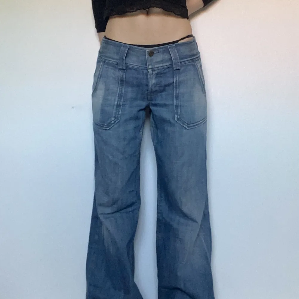 Jättefina lågmidjade jeans från Diesel med nice detaljer och baggy passform. Läs måtten nedanför innan ni ställer frågor om längden. Innerbenslängd: 76 cm. Ytterbenslängd: 97 cm. Midjemått mätt rakt över: 43 cm. Jeans & Byxor.