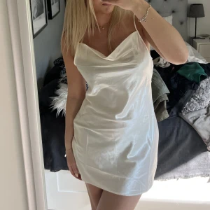 Satinklänning  - Satinklänning med dragkedja på sidan och snöre på ryggen