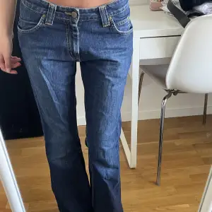 Säljer dessa lågmidjade lee jeans då de är en aning förstora för mig. Jeansen är min mammas från när hon var ung vilket gör att de är lite slitna längst ner samt har små hål på insidan men det syns inte när man har på sig dem!💗