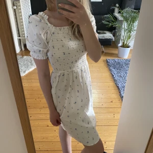 Klänning  - Söt klänning från monki i storlek xs, passar mig som är en S 