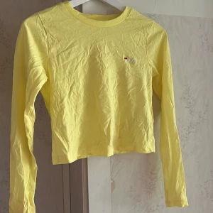 Topp - Kortare topp från Fila i nyskick. Storlek Xs 