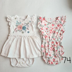 Sommarklänning och body PoP 🍓 - Blommig klänning/body med guldknapp 🌸 och jordgubbsbody 🍓Bägge i nyskick bortsett ett litet mörkare område vid midjesömmen på klänningen (bild 2). 