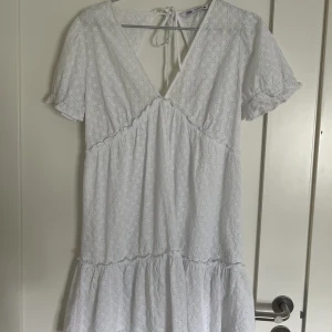 Vit klänning från zara - Superfin sommarklänning och passar perfekt nu inför studenten eller bara till sommaren. Klänningen är i nyskick då den har används en gång. Säljer då klänningen då jag inte använder den 