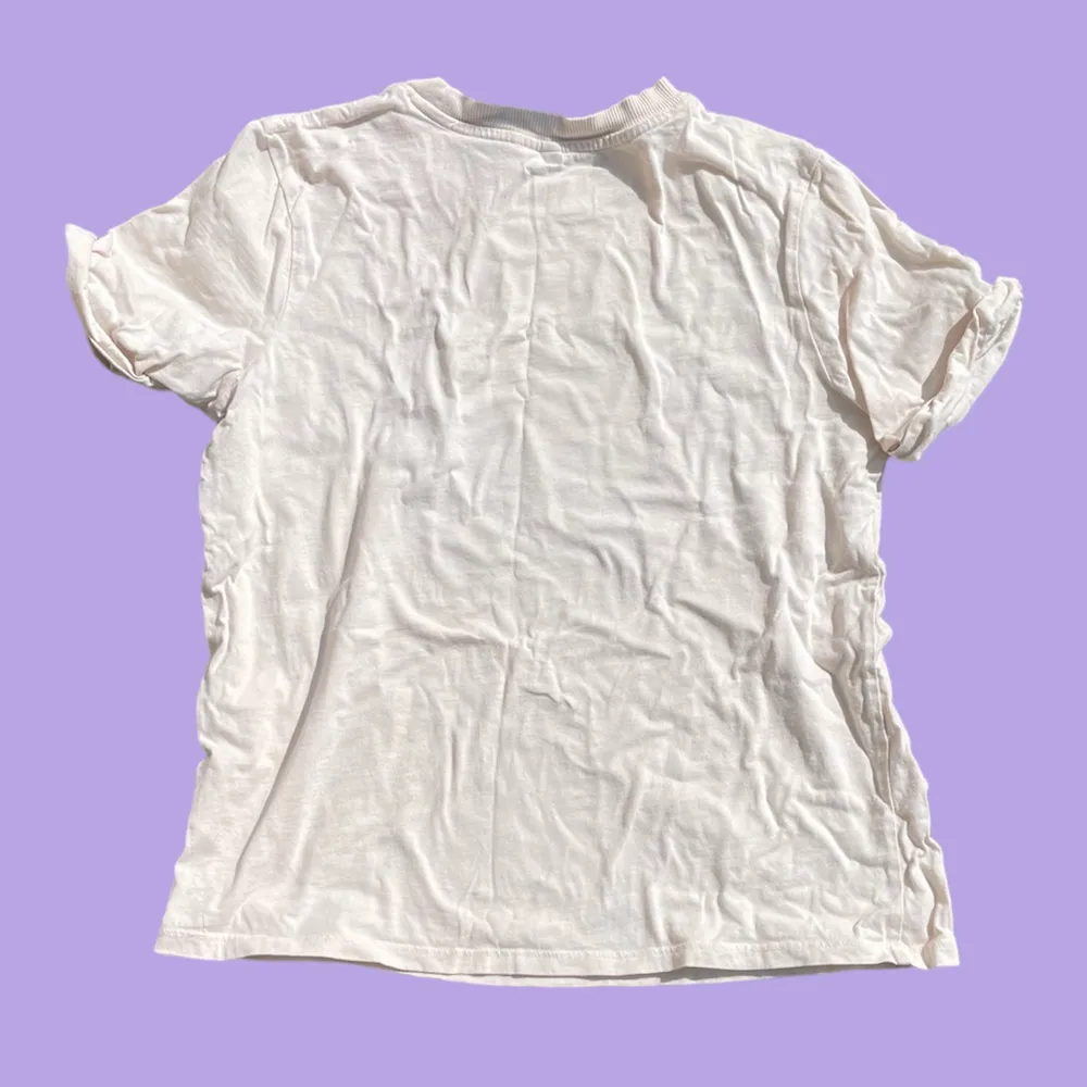 Krämvit t-shirt från H&M Divided i fint skick! Säljer då den inte kommer till användning. . T-shirts.