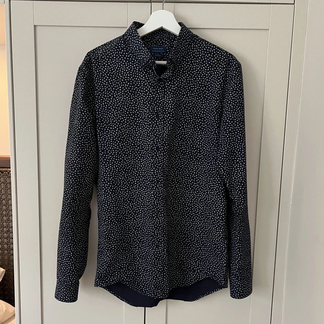 Blå småmöntrad skjorta