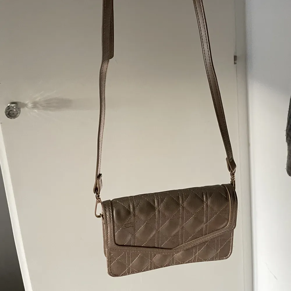 Beige väska från Lindex som aldrig kommer till användning längre💗. Laukut & Käsilaukut.